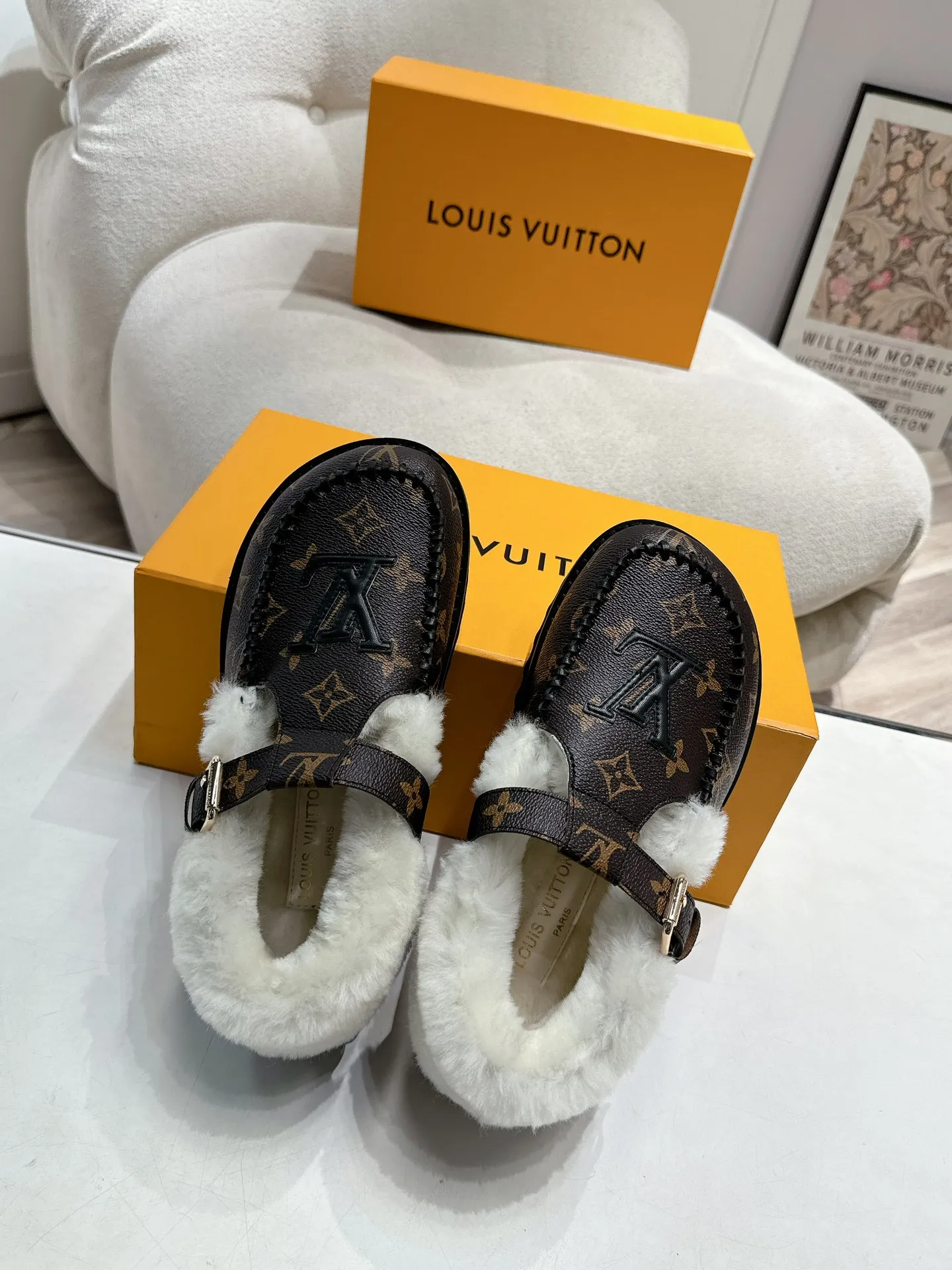 👟👟Ex-factory price 540👟👟Mauri version Louis Vuitton lv louis vuott…on fw24 new arrival～The latest furry slippers for autumn and winter～This pair of furry slippers is also very good-looking! The leather ones are very high-end! ! !Paired with denim shorts in autumn and winter, it’s perfect! Put it on and you will instantly have your ideal height! A favorite style, with fashionable elements, the appearance of the upper is full of nobility. Wearing it can always show the fashionable charm of women. It is fashionable but not too showy. The high-end beef tendon on the upper and the Lvjia letter buckle are so beautiful. Upper: imported high-end frosted/cowhide. Outsole: original outsole. Inner lining: imported real wool. Size: 35-42 (customized at .42).